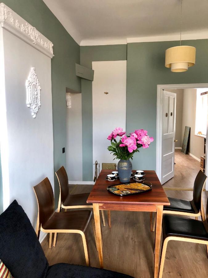 Bohemian Apartment In The Heart Of Old Ventspils City Buitenkant foto